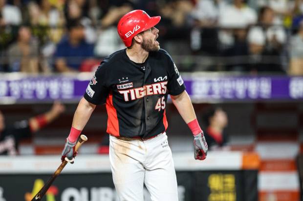 KIA 타이거즈 패트릭 위즈덤이 9일 대전 한화생명 볼파크에서 열린 2025 신한 SOL뱅크 KBO리그 한화 이글스와의 원정 경기에서 8회초 솔로홈런을 터뜨린 뒤 공을 바라보고 있다. KIA 타이거즈 제공