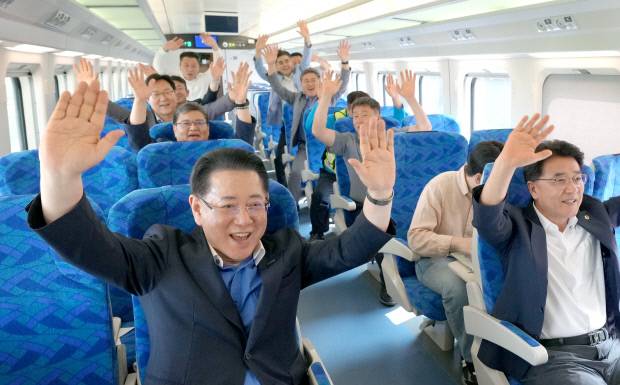 김영록 전남지사가 10일 오후 전남 남해선 ‘목포~보성’ 구간의 영업시운전 열차에 탑승해 관계자들과 환호하고 있다. 철로가 개통되면 서남권 교통 편의 증진과 남해안권 관광 활성화에 핵심적인 역할을 할 것으로 기대된다. <전남도 제공>
