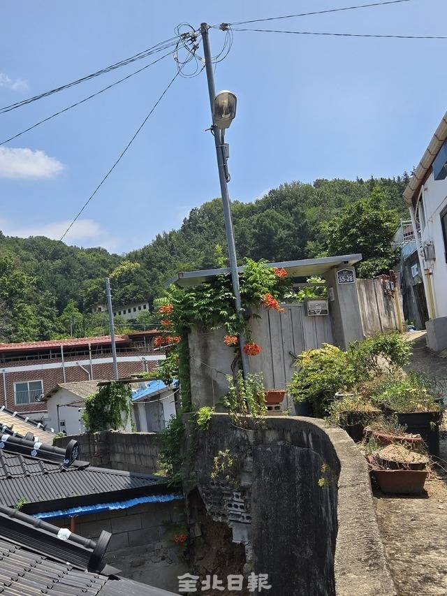 10일 전주시 남노송동에서 전봇대가 설치된 옹벽이 일부 붕괴됐다. 김경수 기자