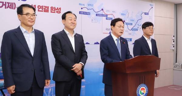 ﻿박완수 경남도지사가 10일 경남도청 프레스센터에서 5개 도시를 잇는 총 연장 152㎞ 해상국도 사업 청사진을 발표하고 있다. / 경남도