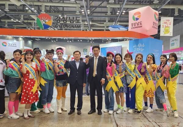 합천군이 경남 제1회 고향사랑의 날 기념식 및 박람회에 참석해 고향사랑기부제 동참을 홍보하고 있다. /합천군