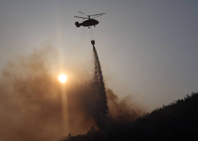 29일 경북 안동시 남후면 고하리 부근에서 산불이 재발화해 헬기가 진화 작업을 하고 있다. 연합뉴스