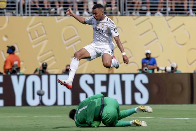 레알 마드리드의 킬리안 음바페가 10일 미국 뉴저지의 메트라이프 스타디움에서 열린 2025 FIFA 클럽 월드컵 준결승전 도중 골문으로 쇄도했으나 PSG의 골키퍼 지안루이지 돈나룸마에게 공을 내주고 있다. 연합뉴스