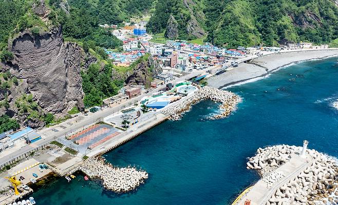 남양리 해수풀장 주변 경관과 몽돌해수욕장. /자료사진