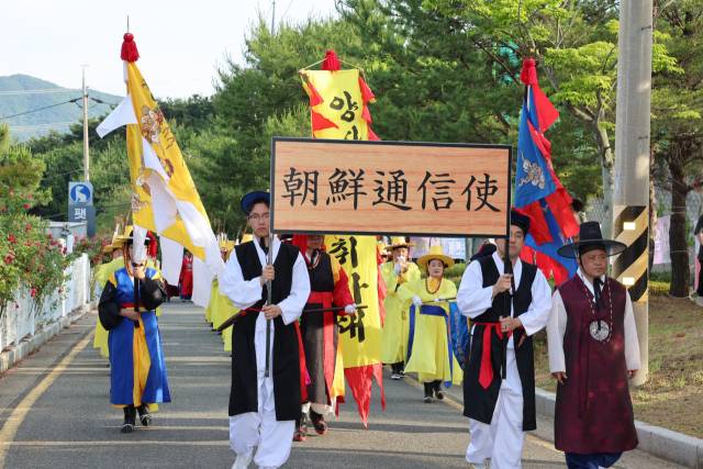 지역 예술인 등 500여 명이 조선 통신사 행렬 퍼레이드를 제현하고 있다. 양산시 제공