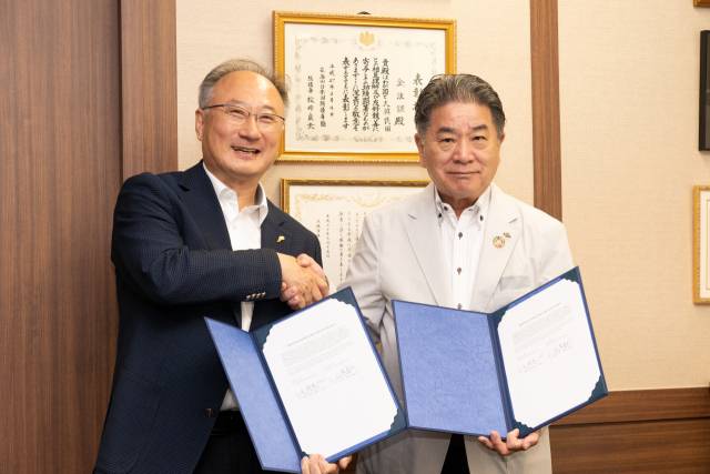 10일 오전 일본 오사카에서 열린 팬스타 드림호 인도식에서 팬스타라인닷컴 김종태(왼쪽) 대표와 쇼센야이마 타츠야 오하마 대표가 악수하고 있다. 팬스타그룹 제공