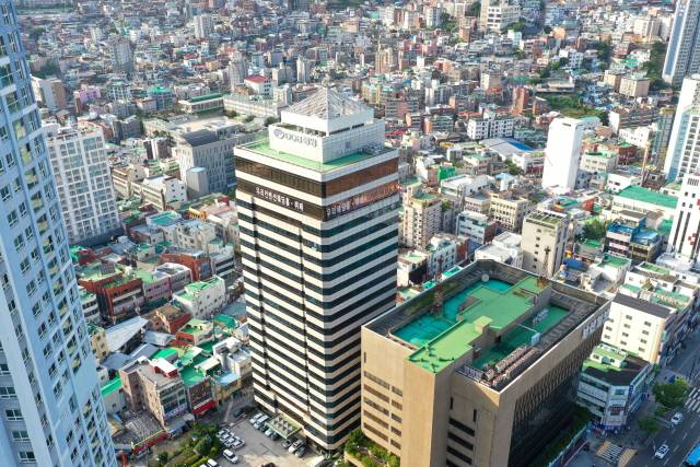 이재명 대통령의 공약으로 연내 부산 이전을 추진하는 해양수산부가 10일 이전 청사로 부산 동구의 IM빌딩을 최종 낙점했다. 직원 850명의 중앙부처 청사가 부산 원도심에 자리를 잡게 되면 지역 경제 활성화 효과도 기대된다. 사진은 해양수산부 이전 청사인 IM빌딩과 동구 일원. 김경현 기자 view@
