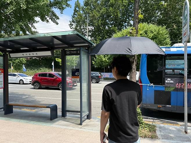 10일 오후 3시쯤 대구 달서구 본리동의 한 버스정류장. 남색 양산을 쓴 김희영(28)씨가 버스를 기다리고 있다.