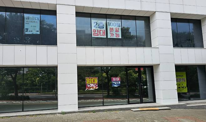 제주시 연동 신시가지 대로변에 늘어선 빈 점포. ⓒ제주의소리