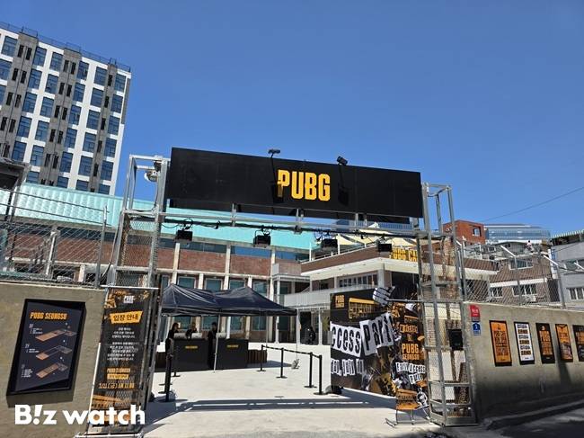 크래프톤의 개발사 '펍지(PUBG) 스튜디오'가 글로벌 인기 게임 지식재산권(IP) 'PUBG: 배틀그라운드'를 오프라인에서 오감으로 체험할 수 있는 브랜드 복합 문화공간 'PUBG 성수'를 서울 성수동에 11일 정식 오픈했다./사진=김동훈 기자