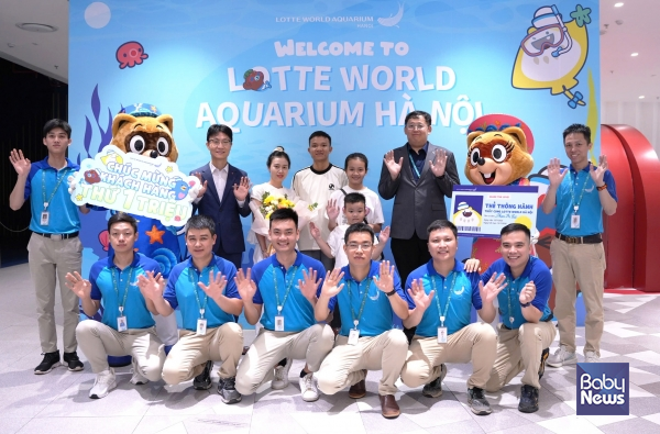 누적 관람객 100만 명 달성을 기념해 손님과 함께 기념 촬영 중인 이해열 롯데월드 베트남 법인장(두 번째 줄 왼쪽에서 세 번째)과 직원들의 모습. ⓒ롯데월드