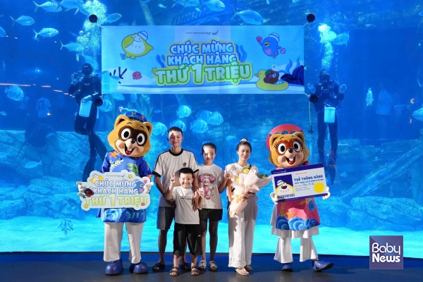 누적 관람객 100만 명 달성을 기념해 기념 촬영 중인 가족 손님들의 모습. ⓒ롯데월드