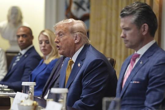 도널드 트럼프 미국 대통령이 8일(현지 시간) 백악관에서 주재한 내각회의에서 발언하고 있다. (사진/뉴시스)