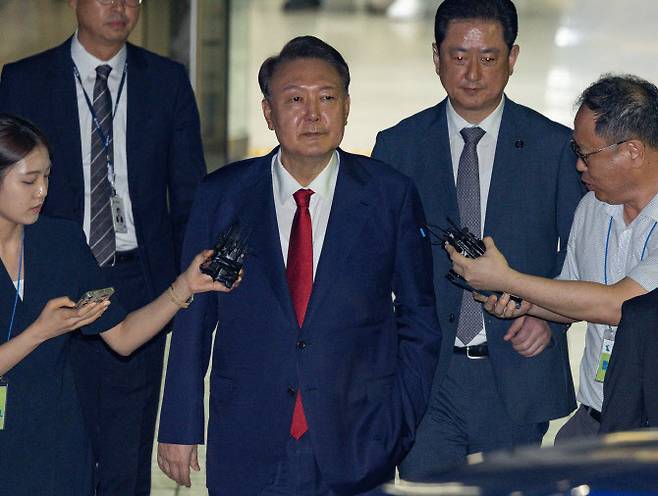 12·3 비상계엄과 관련해 특검의 수사를 받는 윤석열 전 대통령이 9일 서울 서초구 서울중앙지법에서 열린 구속 전 피의자 심문(영장실질심사)이 끝난 뒤 법원을 떠나고 있다.  (사진=공동취재단)