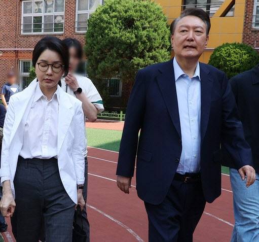 윤석열 전 대통령과 김건희 여사가 21대 대통령 선거일인 지난 3일 서울 서초구 원명초등학교에 마련된 서초4동 제3투표소에서 투표를 마친 뒤 차량으로 향하고 있다.(사진=공동취재단)