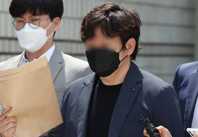 인터넷 매체 ‘스카이데일리’ 기자가 21일 오전 서울 서초구 서울중앙지법에서 ‘중국간첩 체포 보도 사건’과 관련 구속 전 피의자 심문(영장실질심사)를 마친 후 이동하고 있다. (사진=뉴시스)