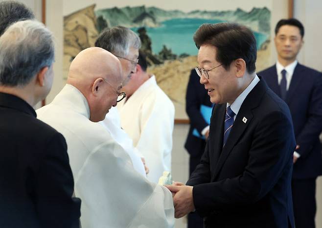 이재명 대통령이 9일 용산 대통령실에서 오찬에 참석한 종교계 지도자들과 인사하고 있다. (사진=연합뉴스)