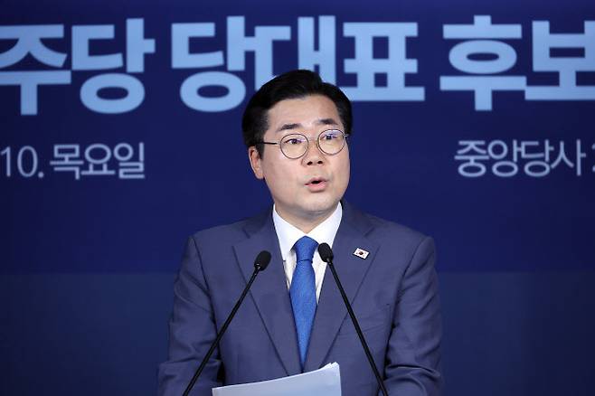 더불어민주당 대표 선거에 출마한 박찬대 의원이 10일 서울 여의도 중앙당사에서 후보 등록을 한 뒤 기자회견을 하고 있다.(사진=연합뉴스)