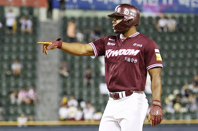 10일 잠실야구장에서 열린 2025 프로야구 키움히어로즈와 LG트윈스 경기. 9회초 2사 1,2루 키움 스톤이 1타점 적시타를 치고 손을 들어올리고 있다. 사진=연합뉴스