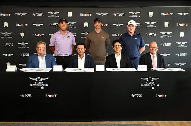 (왼쪽부터)PGA 투어 최고 커머셜 책임자 릭 앤더슨, 안병훈, 현대차 대표이사 호세 무뇨스 사장, 애덤 스캇, 제네시스사업본부장 송민규 부사장, 로버트 매킨타이어 등이 제네시스 스코티시 오픈 타이틀 스폰서십 연장 계약을 마친 후 기념 촬영을 하고 있다.