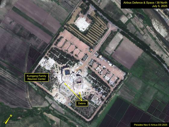 지구관측위성 '플레이아데스 네오'가 지난 5일 촬영한 금강산 관광지구 위성사진. 이산가족면회소의 옥상 구조물이 제거됐다 〈사진=38노스 캡처〉