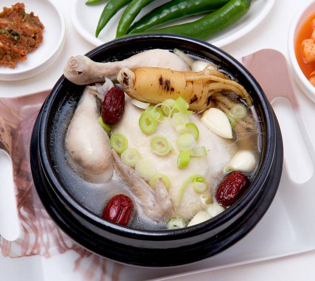 닭고기는 삶아서 먹는 게 좋다. 삼계탕은 대표적인 보양식으로 부재료에 따라 맛과 영양 성분이 달라진다. [사진=게티이미지뱅크]