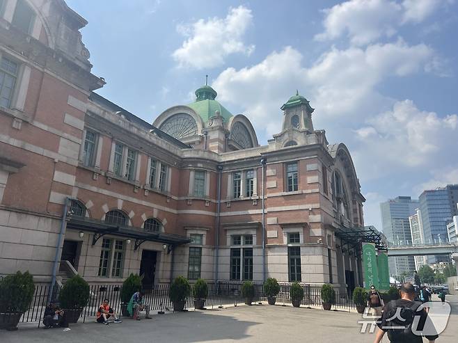 8일 오후 2시쯤 서울역 광장. 이날 서울 낮 최고기온은 37.1도를 기록했다. 2025.07.08/ ⓒ 뉴스1 김민수 기자