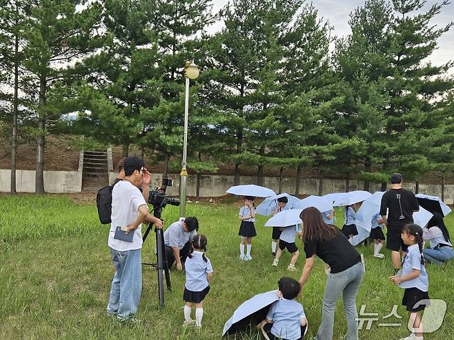 지난 3일 강릉시 홍제정수장에서 지역 어린이집 원아들과 물 절약 홍보영상을 제작 중인 강릉시 상수도과 김철규 주무관.(어린이집 관계자 제공, 재판매 및 DB 금지) 2025.7.9/뉴스1