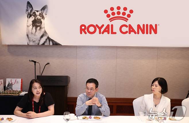 6일 서울 삼성동 인터컨티넨탈 파르나스에서는 '2025 로얄캐닌 심포지엄'이 열렸다. 왼쪽부터 이기쁨 송우진 김미령 수의사(로얄캐닌 제공). ⓒ 뉴스1