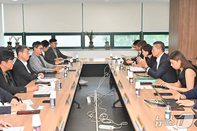 한국벤처캐피탈협회와 홍콩특별행정구 정부 재정사 간 열린 간담회에서 참석자들이 벤처투자 협력 방안을 논의하고 있다.(한국벤처캐피탈협회 제공)