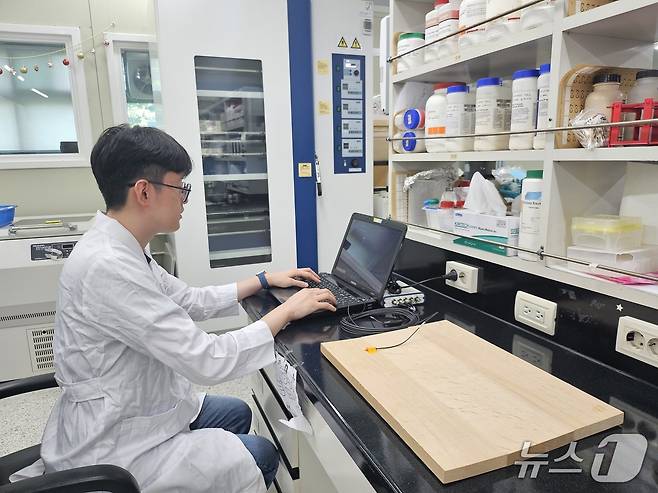 목재 음향 특성 평가 사진(산림청 국립산림과학원 제공.재판매 및 DB금지)/뉴스1