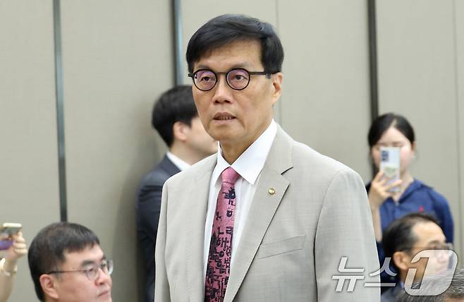 이창용 한국은행 총재가 10일 오전 서울 중구 한국은행에서 열린 금융통화위원회 본회의에 참석하고 있다. /뉴스1