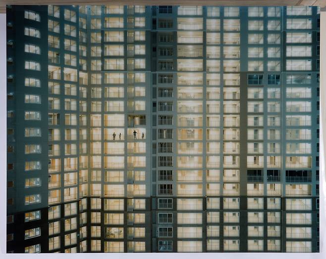 권순관, Purifying the Behavior in Voluptuous Structure - 아파트 발코니에 서서 밖을 내다보는 남자와 아무런 말없이 남자를 바라보는 여자, 2008, 150x189cm, 디지털-C 프린트, 서울시립미술관 소장 (서울시립미술관 제공)