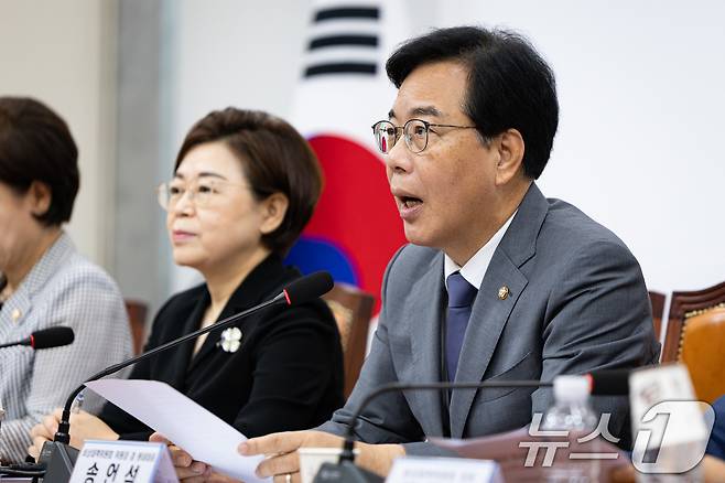 국민의힘 송언석 비상대책위원장 겸 원내대표가 10일 서울 여의도 국회에서 열린 비상대책위원회의에서 모두 발언을 하고 있다. 2025.7.10/뉴스1 ⓒ News1 유승관 기자