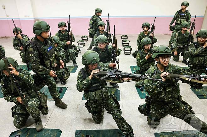 9일(현지시간) 대만 먀오리에서 연례 한광훈련에 참가한 대만 예비군 대원들의 모습. ⓒ AFP=뉴스1 ⓒ News1 최종일 선임기자