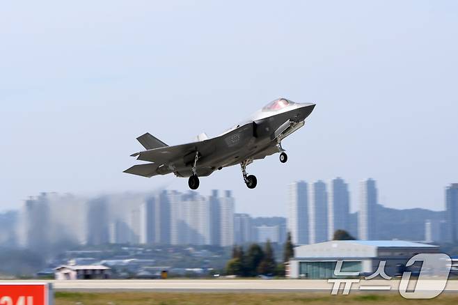 F-35A 전투기가 25일 '적 대규모 공중항체 침투대응 합동종합훈련'을 위해 제17전투비행단에서 이륙하고 있다. (공군 제공) 2024.10.25/뉴스1