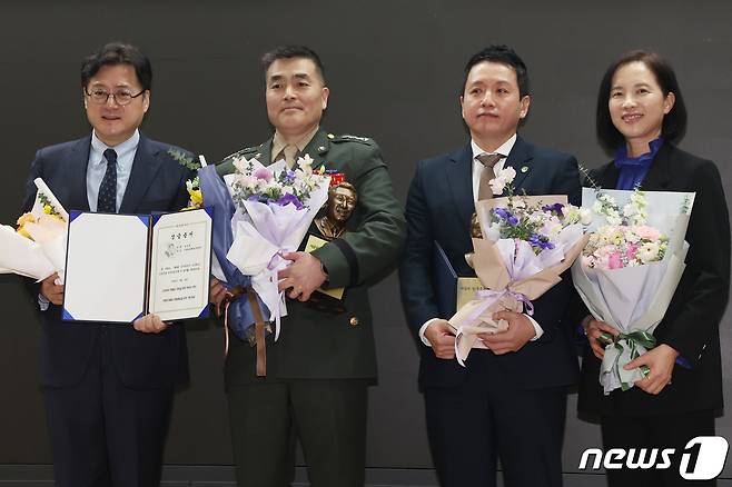 홍익표 더불어민주당 원내대표와 유은혜 김근태재단이사장이  지난해 2월 14일 서울 여의도 국회 의원회관에서 열린 제8회 민주주의자 김근태상 시상식에서 박정훈 대령과 임태훈 군인권센터 소장과 함께 기념촬영을 하고 있다. 2024.2.14/뉴스1 ⓒ News1 송원영 기자