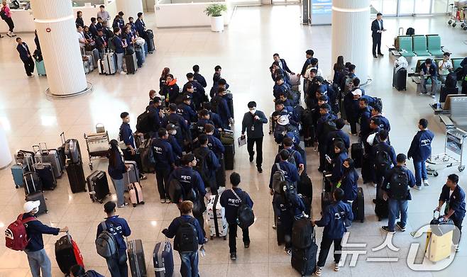 27일 오전 인천공항에서 E9비자로 입국한 외국인 노동자들이 이동을 하기위해 줄지어 기다리고 있다.  2025.5.27/뉴스1 ⓒ News1 김명섭 기자