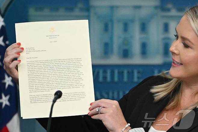 캐롤라인 레빗 백악관 대변인이 7일(현지시간) 미국 워싱턴 D.C. 백악관에서 열린 기자 회견에서 도널드 트럼프 미국 대통령이 이재명 대통령에게 보낸 관세 관련 서명 서한을 공개하고 있다. 트럼프 대통령은 이재명 대통령에게 보내는 서한에서 "불행히도 우리 관계는 상호적이지 않았다＂면서 ＂2025년 8월 1일부터, 우리는 한국에서 미국으로 수출되는 모든 제품에 대해 품목별 관세와 별도로 25%의 관세를 부과할 것＂이라고 밝혔다. 2025.7.8 ⓒ AFP=뉴스1