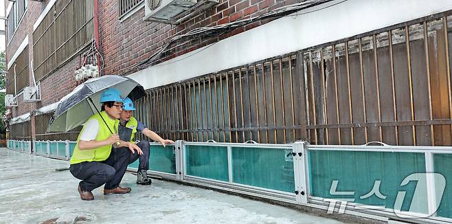 서울시건축사회 관계자들이 관악구 침수 우려 주택가에 설치된 수해예방용 물막이판 이상 유무를 점검하고 있다. /뉴스1 ⓒ News1 장수영 기자