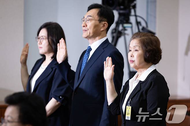 10일 서울 여의도 국회에서 열린 교육위원회 리박스쿨 청문회에서 출석 증인들이 증인 선서를 하고 있다. 오른쪽부터 손효숙 리박스쿨 대표, 장신호 서울교육대학교 총장, 이수정 전 교육부 정책자문관(단국대 교수). 2025.7.10/뉴스1 ⓒ News1 유승관 기자