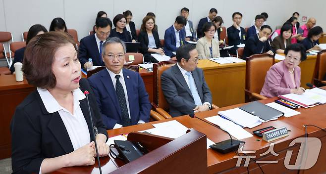 손효숙 리박스쿨 대표가 10일 서울 여의도 국회 교육위원회에서 열린 리박스쿨 청문회에 출석해 의원 질의에 답하고 있다. 2025.7.10/뉴스1 ⓒ News1 안은나 기자