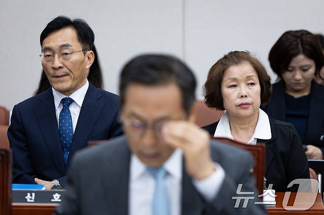 손효숙 리박스쿨 대표(오른쪽)와 장신호 서울교육대학교 총장이 10일 서울 여의도 국회에서 열린 교육위원회 리박스쿨 청문회에 출석해 자리하고 있다. 2025.7.10/뉴스1 ⓒ News1 유승관 기자