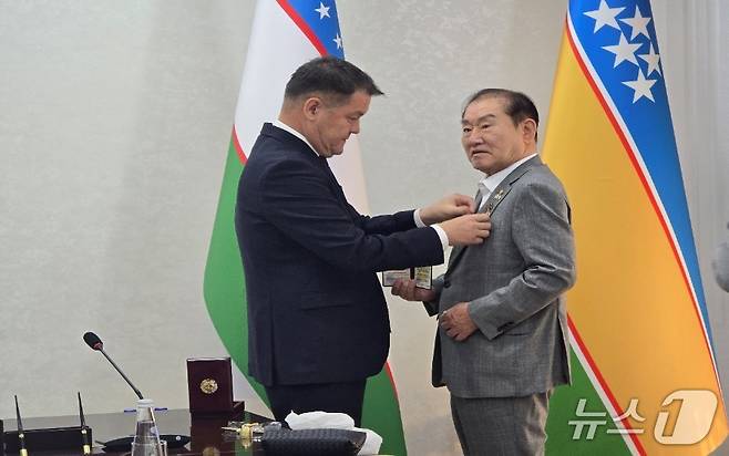 (서울=뉴스1) 김예슬 기자 = 라종억 통일문화연구원 이사장이 지난달 26일 우즈베키스탄 카라칼팍스탄 자치공화국 최고회의로부터 아르다클리니 누르니 훈장을 수훈했다고 통일문화연구원이 10일 밝혔다.(통일문화연구원 제공)