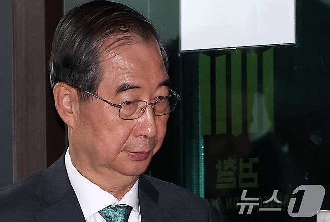 한덕수 전 국무총리가 2일 서울 서초구 서울고등검찰청에 마련된 내란특검 사무실에서 조사를 받은 후 귀가하고 있다./뉴스1 ⓒ News1 김성진 기자