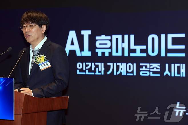 김병학 카카오 카나나 성과리더가 10일 오전 서울 여의도 한국거래소 컨퍼런스홀에서 'AI 휴머노이드, 인간과 기계의 공존 시대'를 주제로 열린 2025 뉴스1 테크포럼(NTF)에서 '휴머노이드 시대를 여는 AI 에이전트. 그리고 LLM의 진화'를 주제로 기조연설을 하고 있다. 2025.7.10/뉴스1 ⓒ News1 박정호 기자