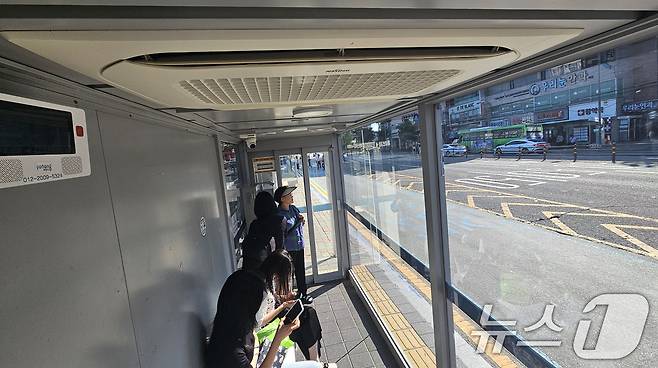 9일 오전 경북 포항시 남구 시외버스터미널 버스정류장에 설치된 '미세먼지안심스마트 승강장'에서 출근길 시민들이 버스를 기다리고 있다.  2025.7.9/뉴스1 ⓒ News1 최창호 기자