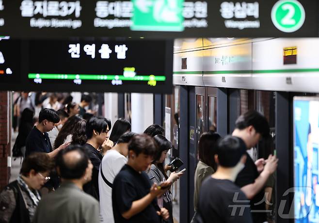 4일 서울 지하철 2호선 시청역에서 시민들이 지하철을 기다리고 있다. 이날 오전 서울 지하철 2호선 서울대입구역에서 신호장애가 발생으로 운행이 한동안 중단돼 시민들이 출근길 불편을 겪었다. 신호장애로 오전 8시부터 지연 운행한 지하철은 조치를 마친 뒤 8시 9분쯤부터 정상 운행을 재개했다. 2025.7.4/뉴스1 ⓒ News1 김도우 기자
