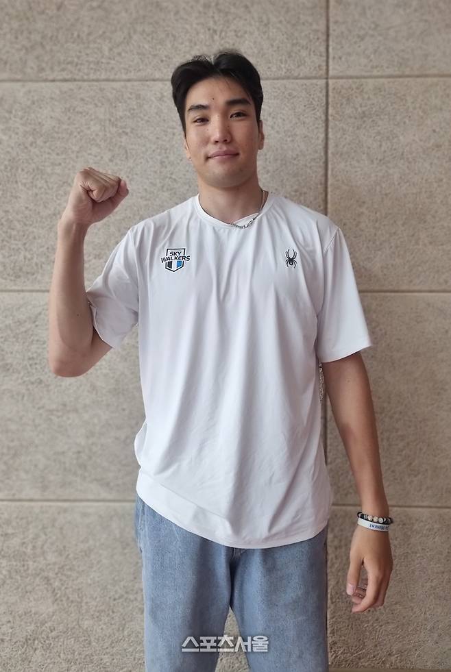 현대캐피탈 바야르사이한이 9일 단양국민체육센터를 찾아 인터뷰 후 포즈를 취하고 있다. 사진 | 단양=박준범기자