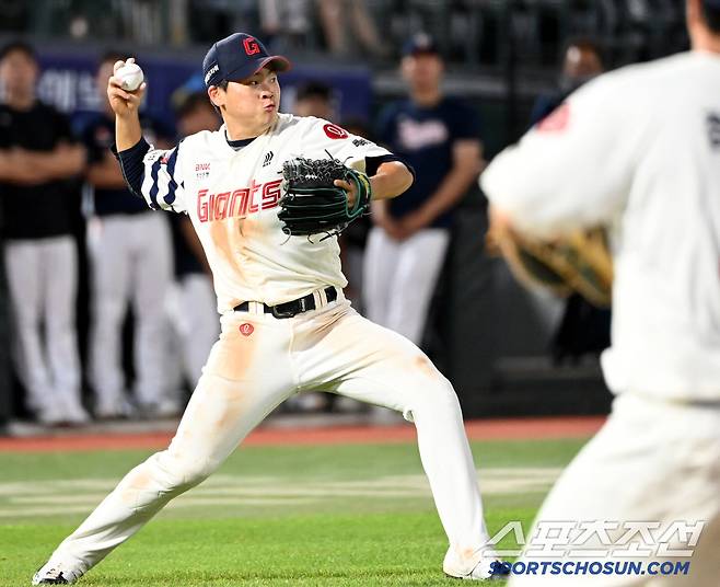 9일 부산 사직야구장에서 열린 두산과 롯데의 경기, 연장 11회초 롯데 3루수 박찬형이 두산 박계범의 번트 타구를 잡아 2루로 던지고 있다. 부산=허상욱 기자wook@sportschosun.com/2025.07.09/